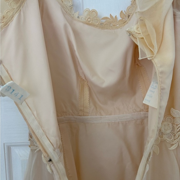 Vintage 1970s Prairie Wedding Gown – Organza Ruffles, Daisy Floral Appliqué - Picture 13 of 15